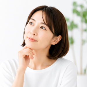 ICL手術後の白内障について考える女性